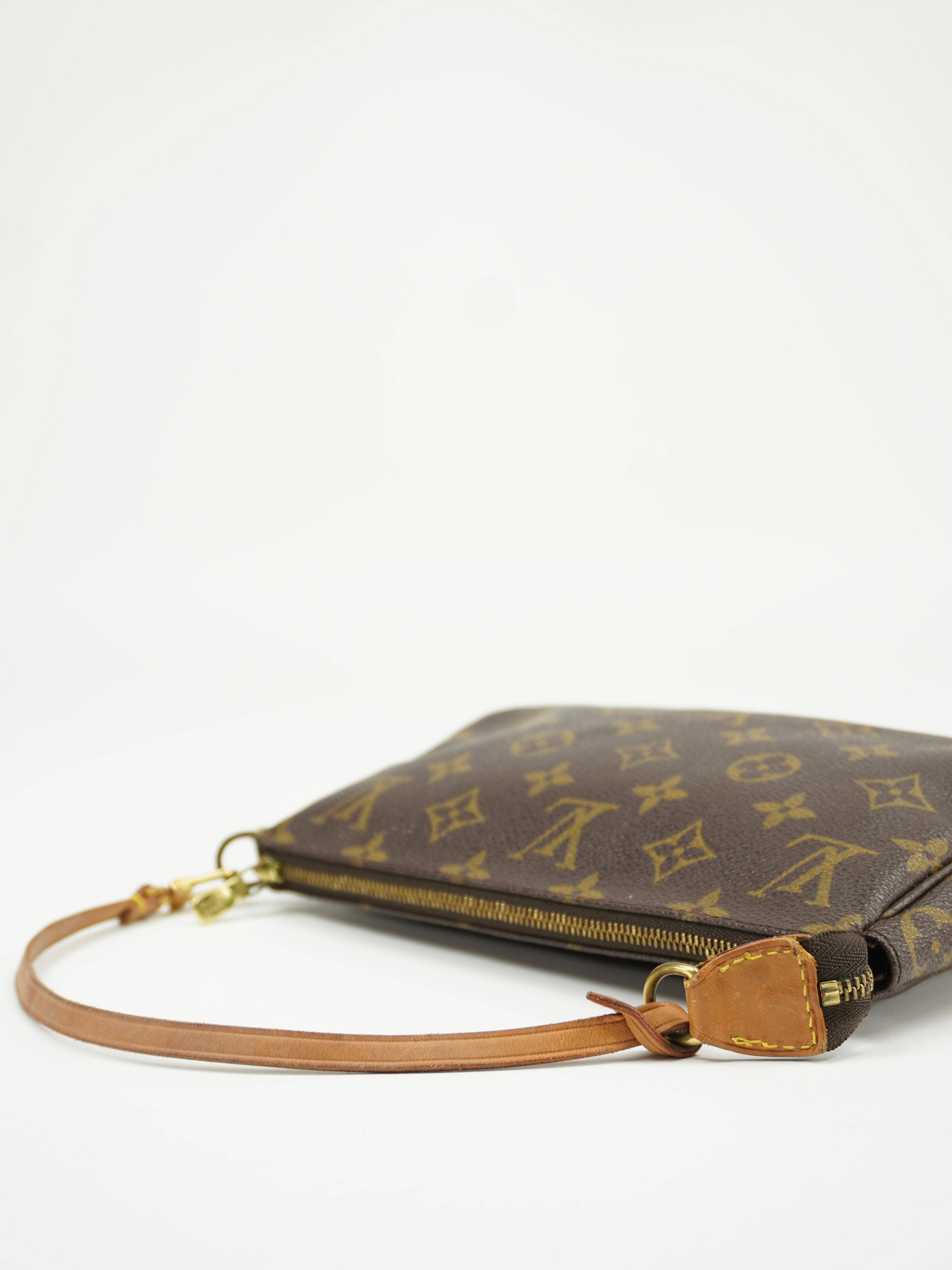 LOUIS VUITTON POCHETTE BAG