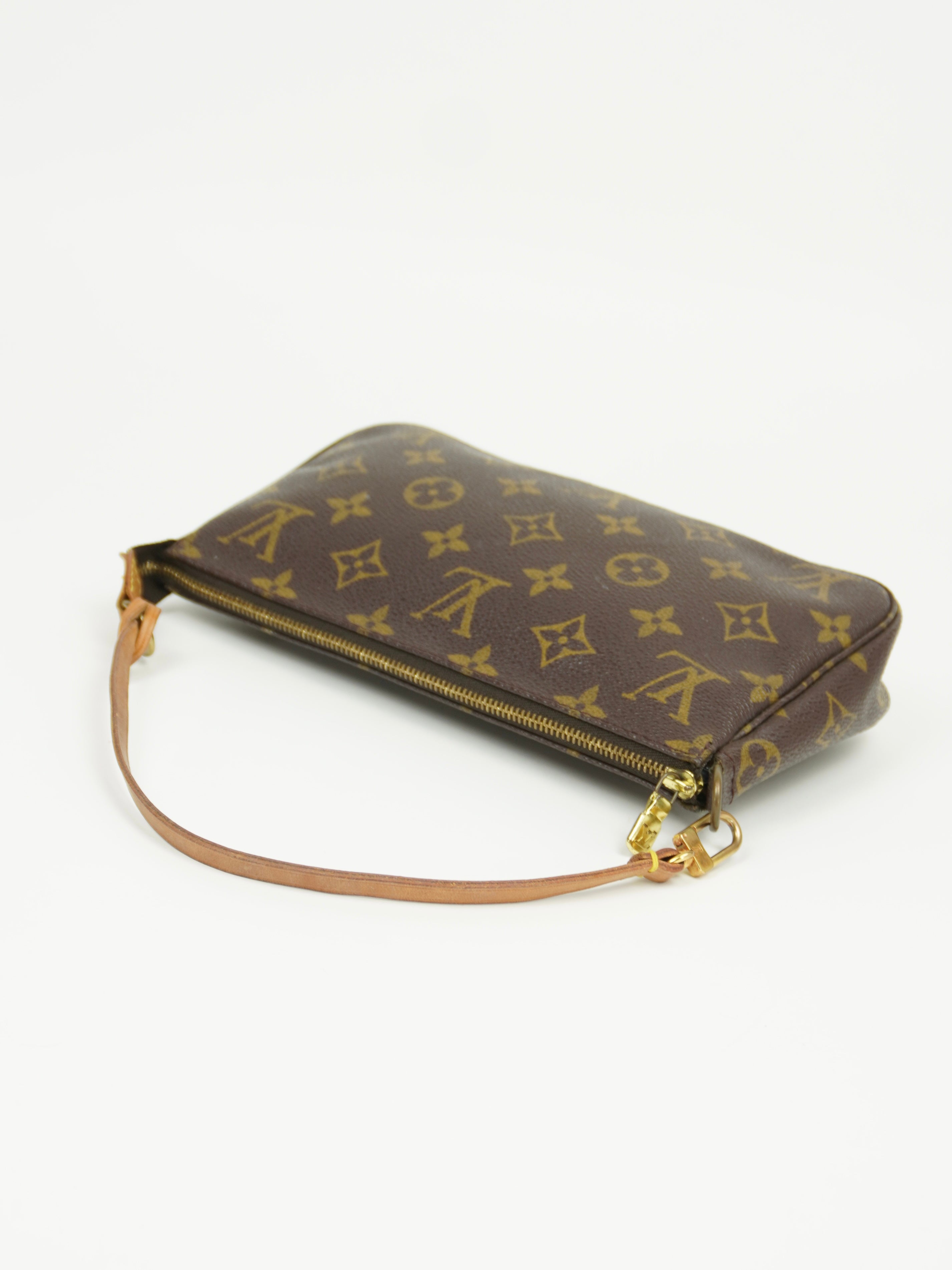 LOUIS VUITTON POCHETTE BAG