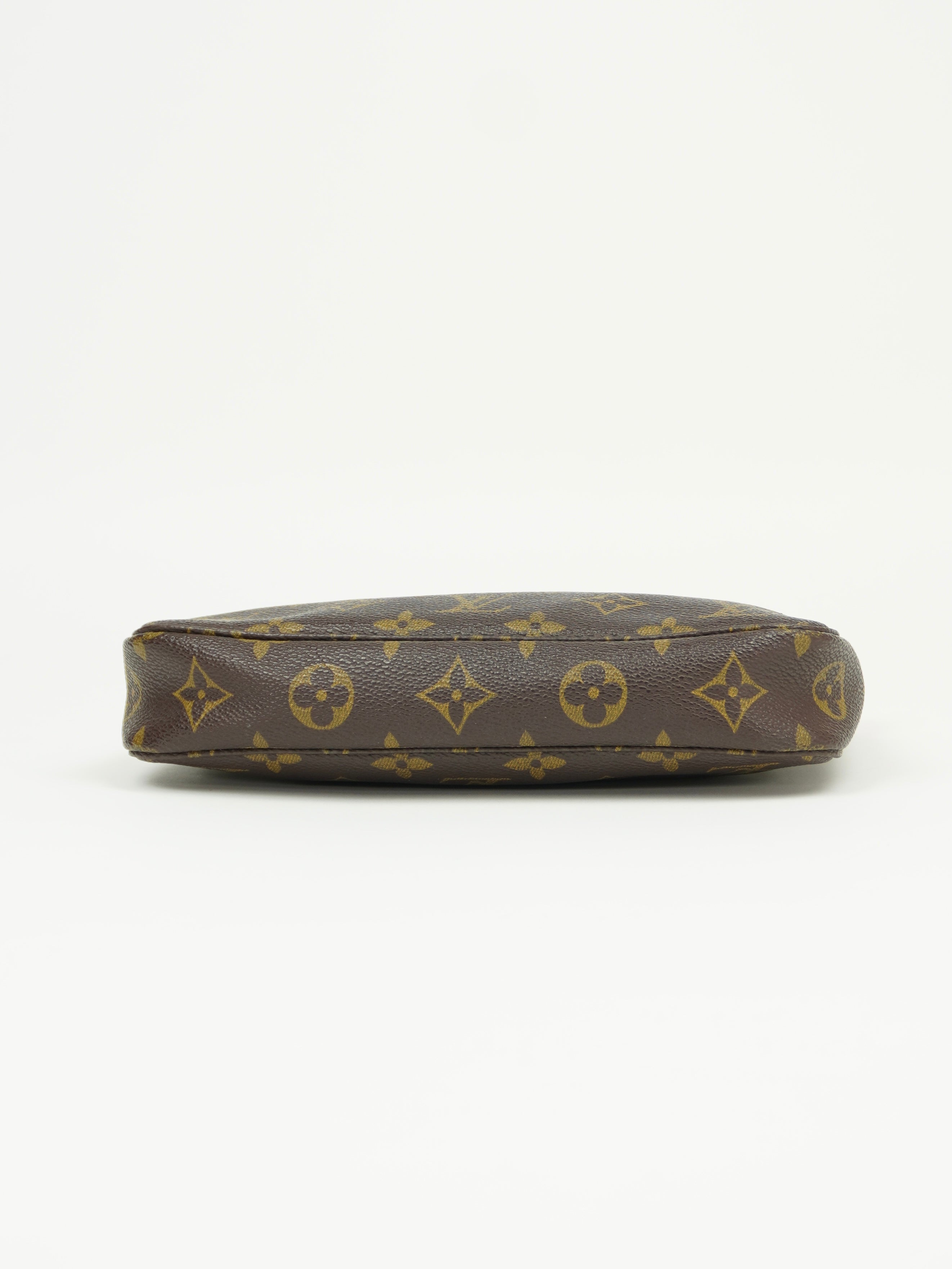 LOUIS VUITTON POCHETTE BAG